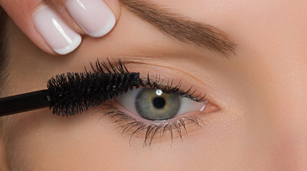 How to coat lashes with a mascara